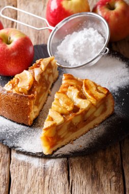 Bir tablo ve taze meyve suyu sıcak elmalı turta yakın çekim dilimlenmiş. Verti