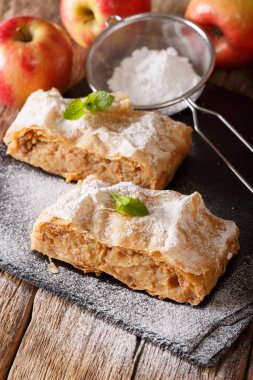 Lezzetli dilim elma strudel pudra şekeri ve nane closeu ile