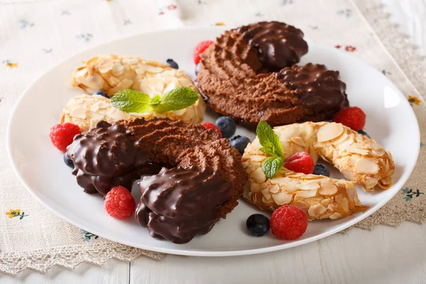 Amandel- en chocolade koekjes in de vorm van een hoefijzer met fr — Stockfoto