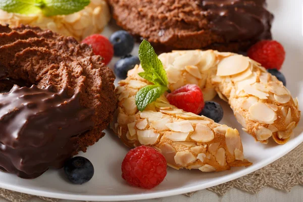 Beaux gâteaux en fer à cheval avec du chocolat et des amandes en gros plan. h — Photo