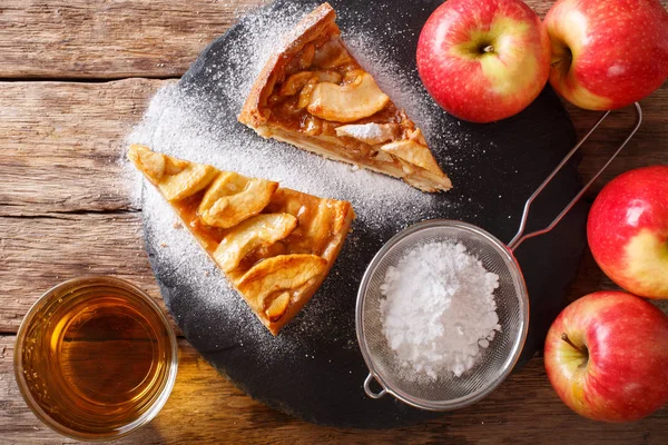Вырезать свежеиспеченный яблочный пирог с сахарной пудрой крупным планом на — стоковое фото