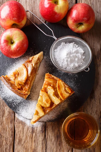 Vyjmutí čerstvě upečený jablečný koláč s práškovým cukrem close-up na — Stock fotografie