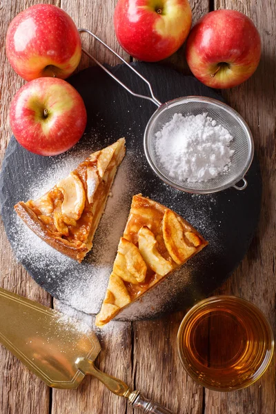 Homemade piece of apple pie with powdered sugar close-up on a ta — Stock Photo, Image