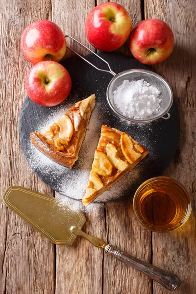 Delicioso pedaço de torta de maçã com açúcar em pó e suco perto — Fotografia de Stock