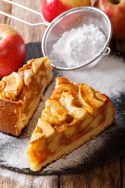 Ev yapımı sıcak elmalı turta yakın çekim dilimlenmiş. dikey