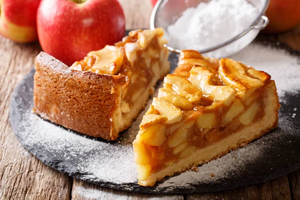 Sliced warm apple pie macro on a table. Horizontal — Stock Photo, Image