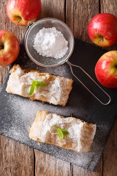 Comida austriaca: strudel de manzana con azúcar en polvo y menta closeu —  Fotos de Stock