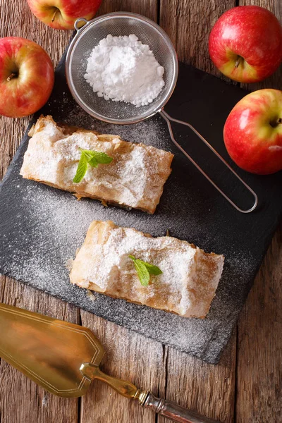 Německá jablečný závin s moučkovým cukrem a mátou detailní na t — Stock fotografie