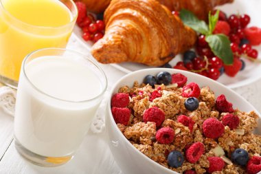 Çilek, hem de ay çöreği, süt ve juic ile pişmiş granola