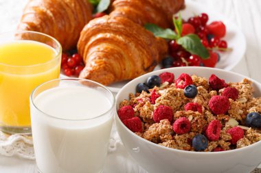 Granola çilek, hem de croissan ile lezzetli kahvaltı