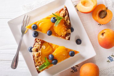 Kayısı pasta yakın bir plaka üzerinde çekim yaban mersini ve fındık ile. Yatay