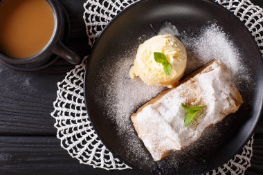 Vanilyalı dondurma ve kahve mi ile Avusturya elma strudel