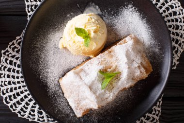 Ev yapımı elma strudel vanilyalı dondurma ve nane portre o