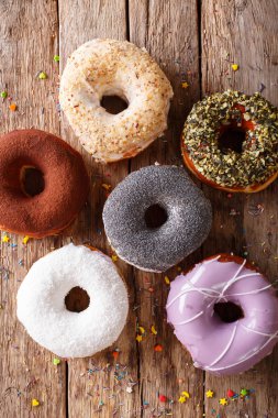 Masaya yakın çekim buzlanma ile taze çörek. Dikey üst v