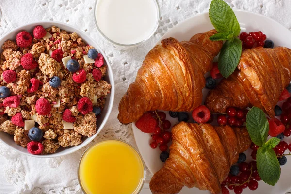 Здорова їжа: гранола, круасани, свіжі ягоди, молоко та апельсин — стокове фото