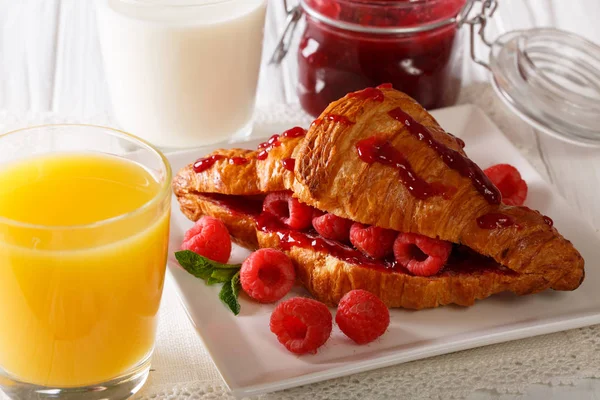 Frukost: croissant med hallon och sylt, apelsinjuice och — Stockfoto