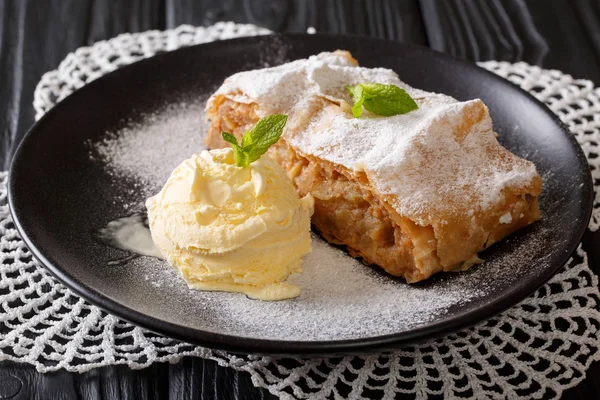 Strudel de manzana con helado de vainilla de cerca. Horizontal — Foto de Stock