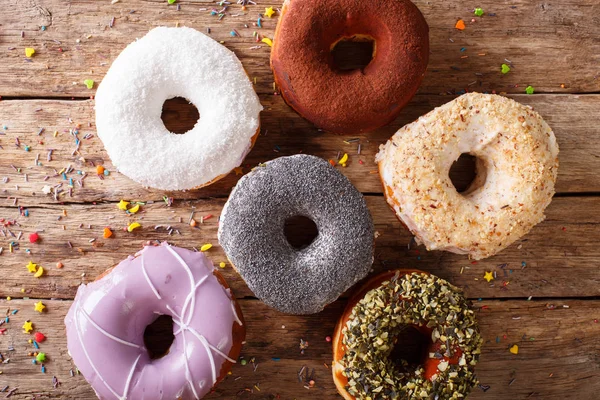 Fresh donuts with frosting close-up on the table. horizontal top — Stock Photo, Image