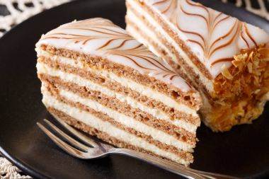 Güzel Macar Esterhazy pasta plaka makro üzerinde. Yatay