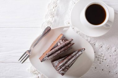 Çikolata kek parçası ve kahve yakın çekim masanın üzerinde. H