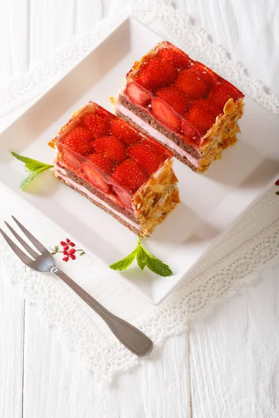 Postre elegante: pastel de chocolate de fresa de cerca en un plato . — Foto de Stock