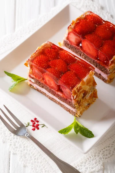 Heerlijke aardbei chocolade taart met gelei close-up op een plat — Stockfoto