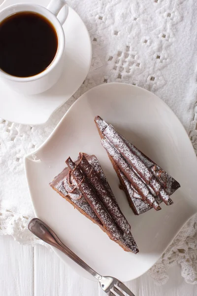 Кусочки шоколадных трюфелей на тарелке и кофе крупным планом — стоковое фото