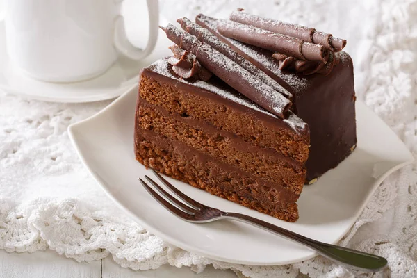 Трюфельный торт с шоколадным декором на тарелке крупным планом. hhhonta — стоковое фото