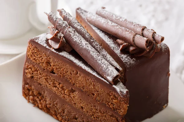 松露巧克力装饰与板上的糖粉的蛋糕 — 图库照片