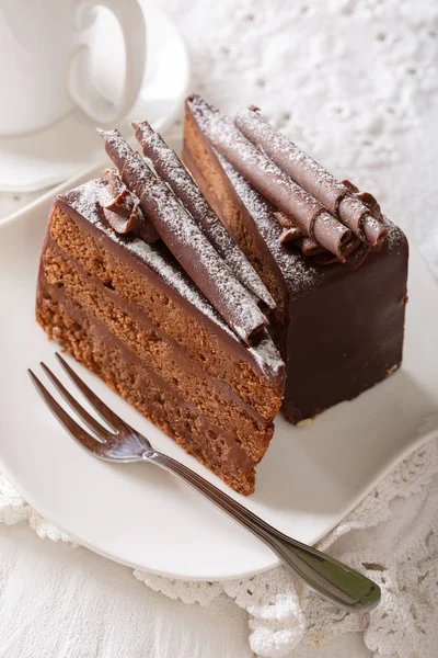 Vynikající francouzské truffle dort s čokoládovými kousky zblízka. ver — Stock fotografie