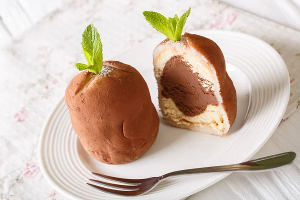 Gâteau de boules de rhum au chocolat tranché avec menthe et poudre de cacao fermer — Photo