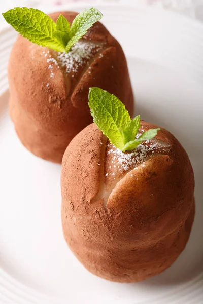 Красиві шоколадні кульки торти з м'ятою та какао-порошком на — стокове фото