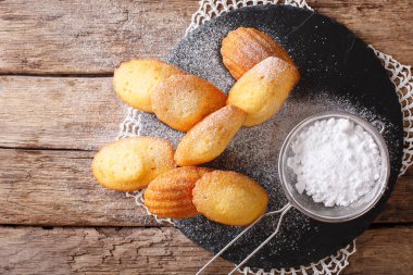 Şeker tozu yakın çekim masada kurabiye Madeleine. Ho