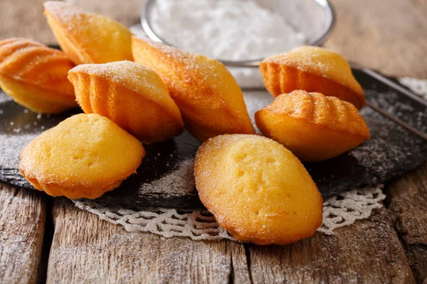 Zelfgemaakte Franse biscuit Madeleine close-up op tafel. Horizon — Stockfoto