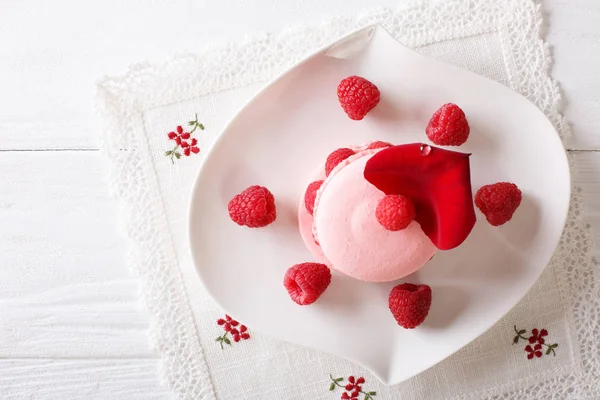 Růžový makronky s Malinová náplň close-up na talíři. Vod — Stock fotografie