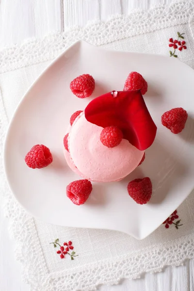 Magnifique macaron aux framboises en gros plan sur une assiette. vertica — Photo