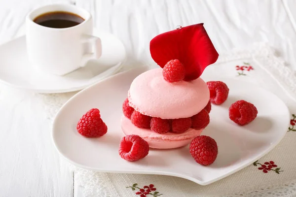 Roze macaroon gevuld met verse frambozen, versierd met een r — Stockfoto