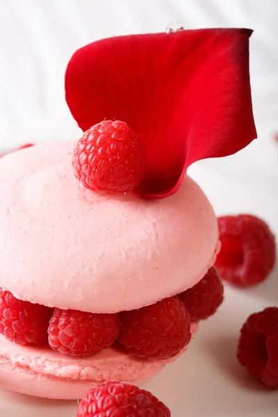 Fresh pastry pink macaron with raspberry macro on a white plate. — Stock Photo, Image