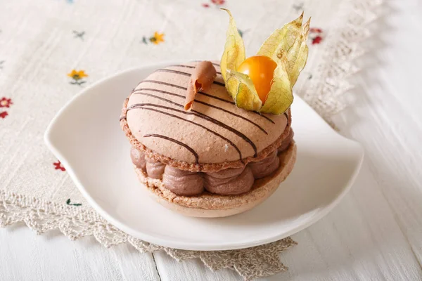 Magnifique macaron café à la crème au chocolat décoré avec ph — Photo