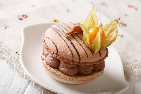 Элегантный десерт: макарон с шоколадным кремом, украшенный фасолью — стоковое фото