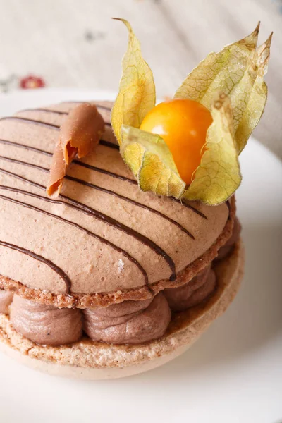 Французский макарон с шоколадным кремом, украшенный физкультурой — стоковое фото