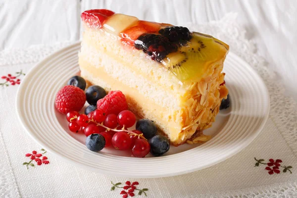 Řez ovocných želé dort closeup na stůl. Horizontální — Stock fotografie