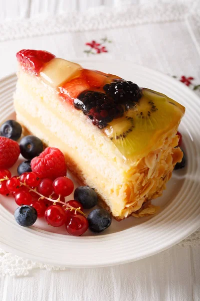 Кусок пирога с ягодами крупным планом на тарелке. Вертикаль — стоковое фото