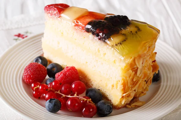 Lahodnou kousek ovoce dort želé na talíři. Horizontální — Stock fotografie