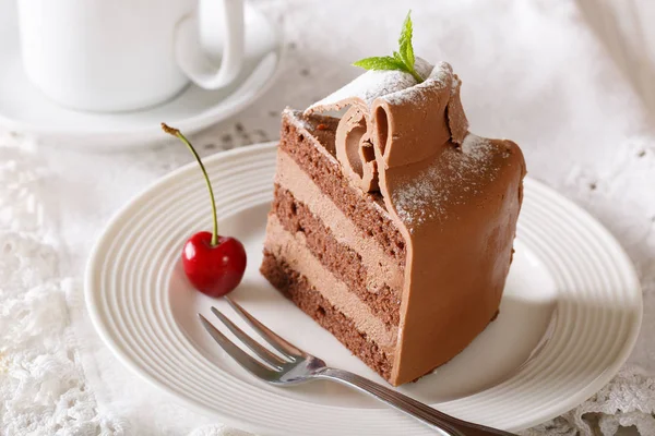 Morceau riche de torte au chocolat avec un délicat gros plan crème. Ho — Photo