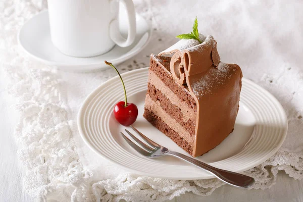 Beau gâteau au chocolat festif avec un gros plan sur la crème de café. hor — Photo