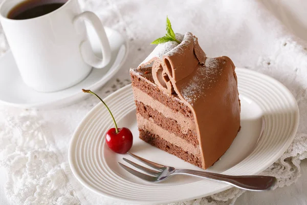 Délicieux morceau de gâteau au chocolat et café en gros plan. horizonta — Photo