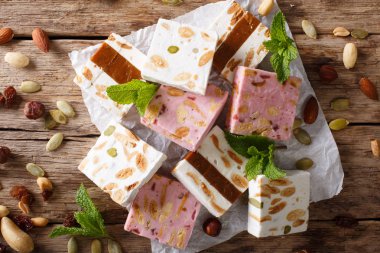 Nuga ile fındık ve kabak çekirdeği yakın çekim masanın üzerinde. Horizo