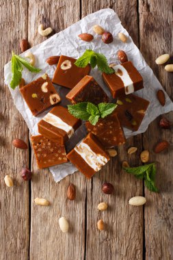 Karamelize şeker ile masaya çeşitli fındık yakın çekim. Vert