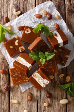 Lezzetli tatlı: inci üzerinde deli ve nane closeup ile karamela